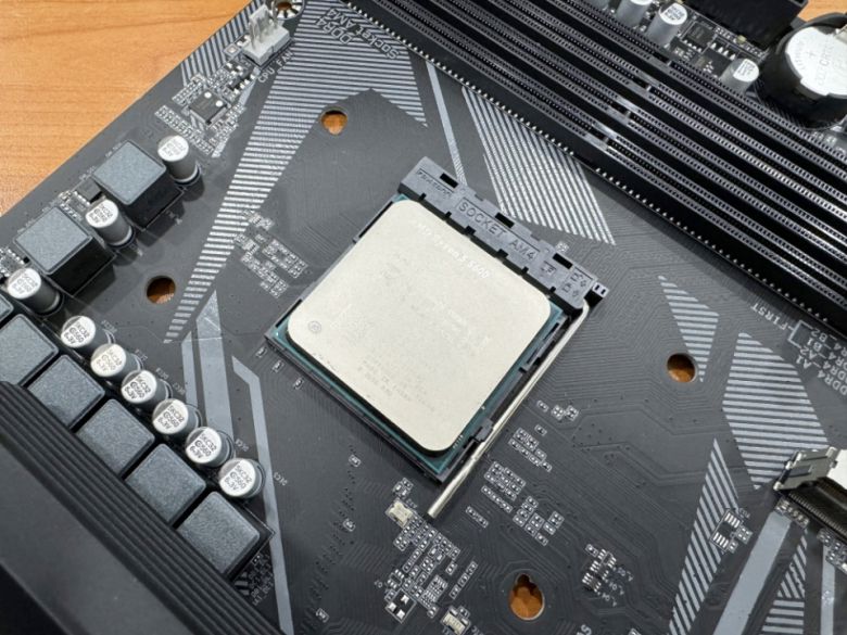 CPU는 메인보드를 케이스에 장착하기 전에 달아두는 것이 편하다.