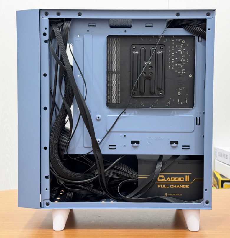 케이블 연결 후 뒷면에 있는 선을 정리하면 된다.