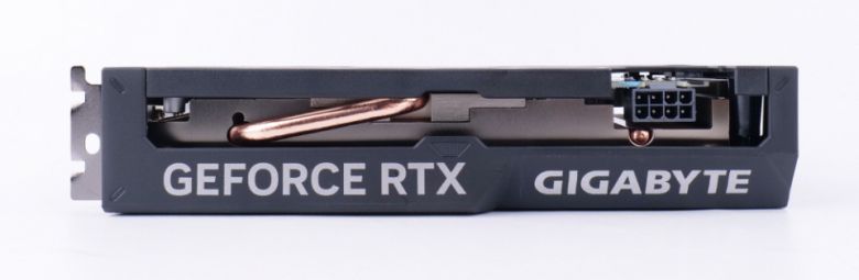 보조 전원은 PCIe 8핀 1개만 사용한다.