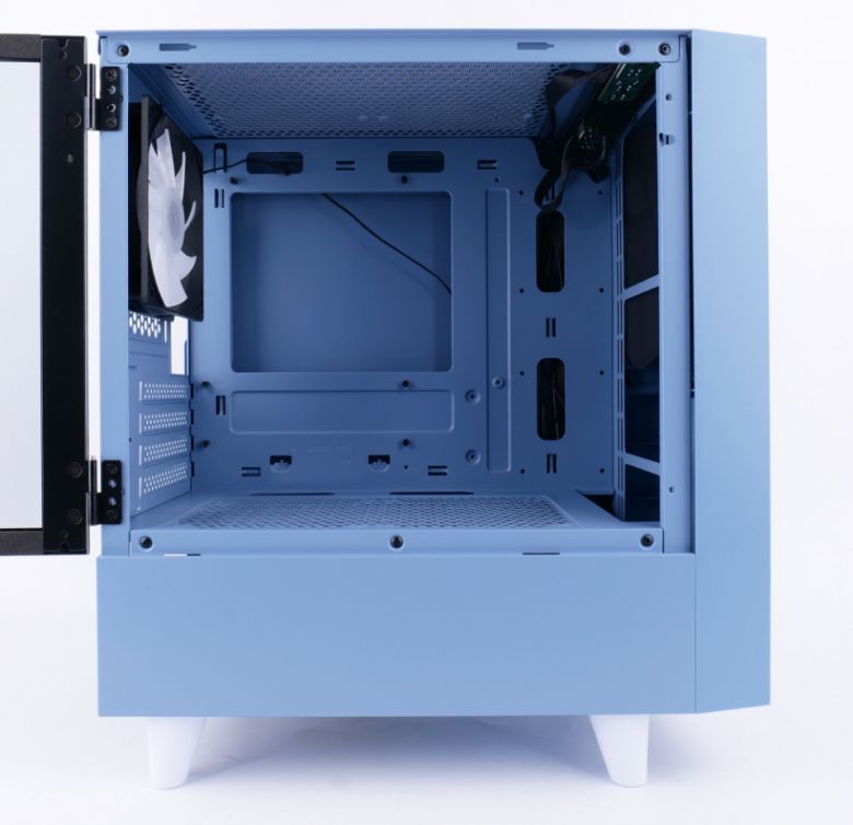 M-ATX 정도까지만 장착 가능한 크기다.