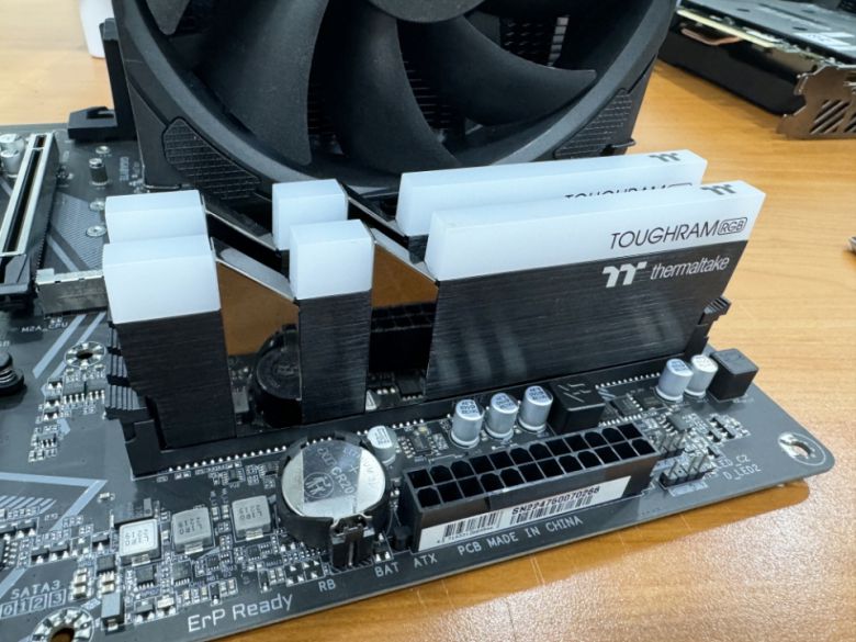 메모리를 듀얼 채널로 활용하려면 1-3, 2-4 슬롯에 장착해야 한다.