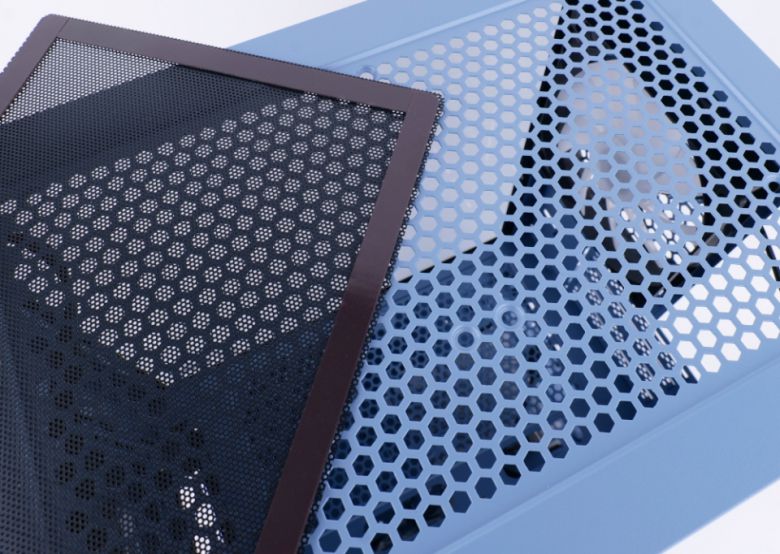 상단과 하단에는 탈착식 자석 먼지 필터가 적용되었다.