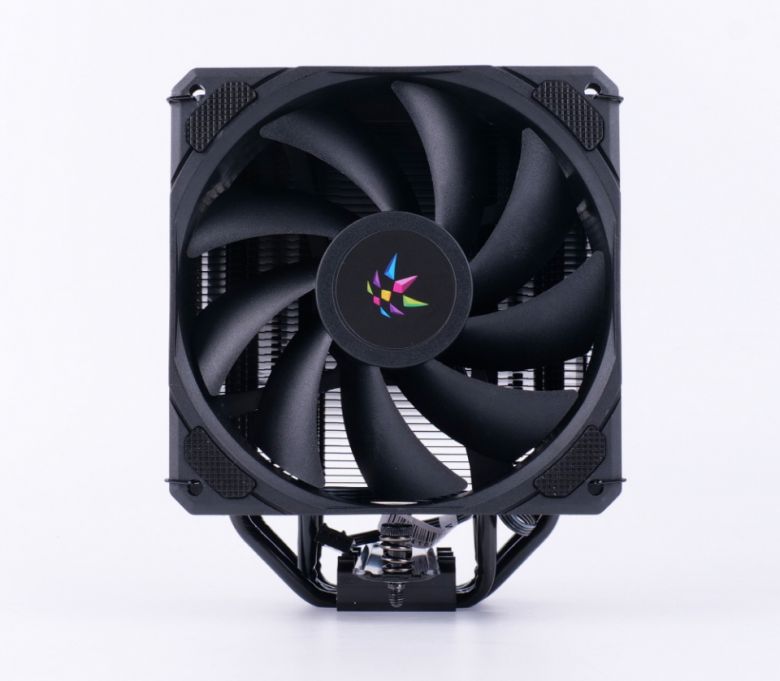 상당히 높은 성능과 정숙함을 갖춘 쿨링팬이 탑재되었다.