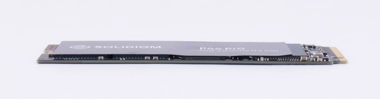 단면 M.2 SSD이기 때문에 매우 얇은 두께를 자랑한다.