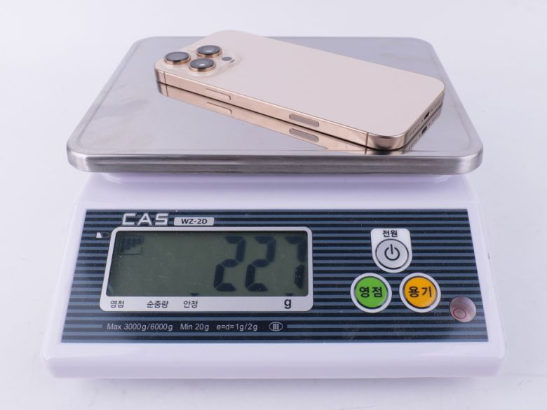 아이폰 16 프로는 200g, 아이폰 16 프로 맥스는 227g이다.