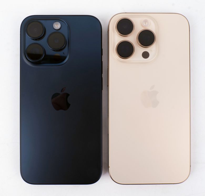 아이폰 15 프로(왼쪽)와 비교한 모습. 살짝 크기가 더 커졌다.