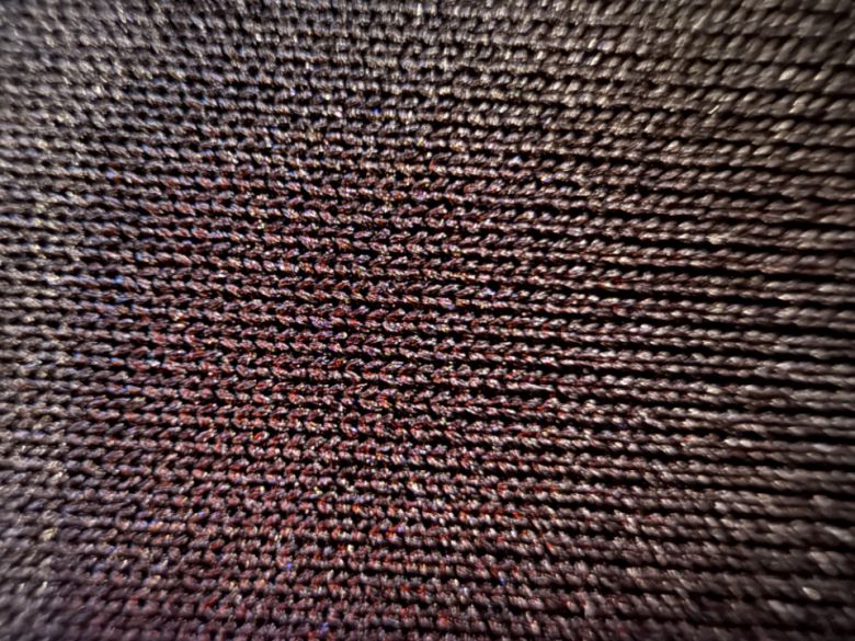 아이폰 15 프로(위)와 아이폰 16 프로(아래)의 접사 비교. 아이폰 16 프로 쪽이 더 선명한 접사 사진을 제공한다.