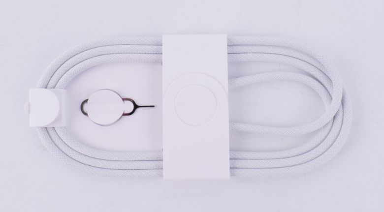 본체 이외에 제공되는 부수기재는 C to C 케이블과 유심 핀이 전부다.