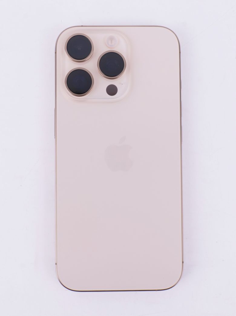 카메라 디자인과 크기는 기존 아이폰 15 프로와 똑같다.