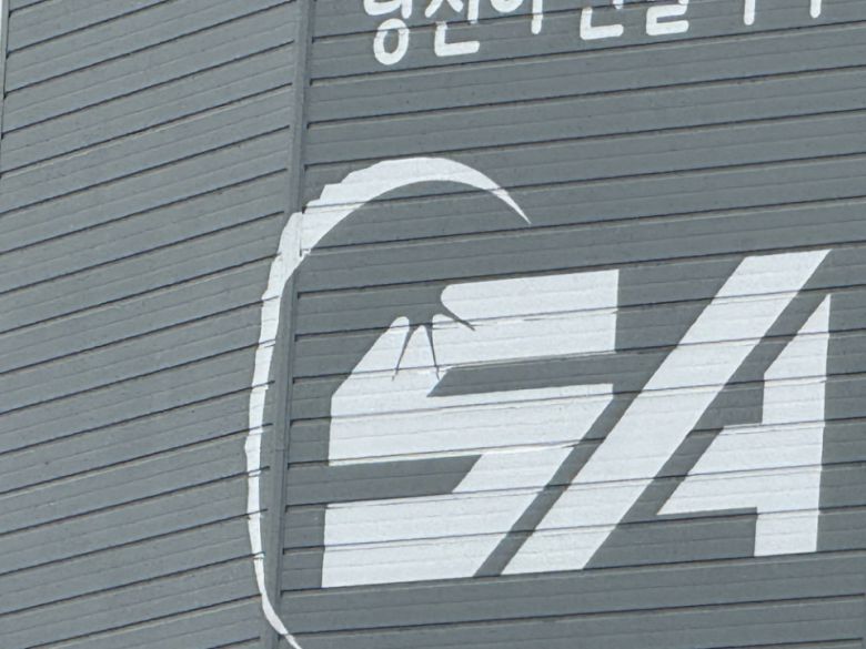 아이폰 15 프로(위)와 아이폰 16 프로(아래)의 배율 차이. 같은 위치에서 찍었는데도 줌 배율이 더 높은 아이폰 16 프로가 더 크고 선명하게 피사체를 포착할 수 있다.