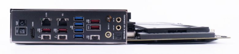 내구성이 높은 스테인리스 스틸 후면 입출력 패널을 적용했다.