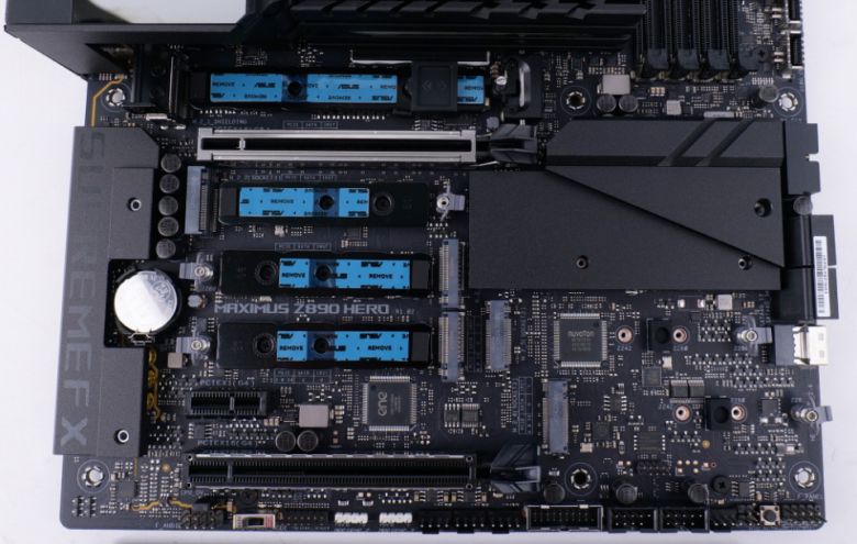 PCIe 5.0 M.2 SSD 슬롯 3개와 PCIe 4.0 M.2 SSD 슬롯 3개가 있다. Q-Release 버튼이 적용되어 손쉽게 M.2 SSD를 탈부착할 수 있다.