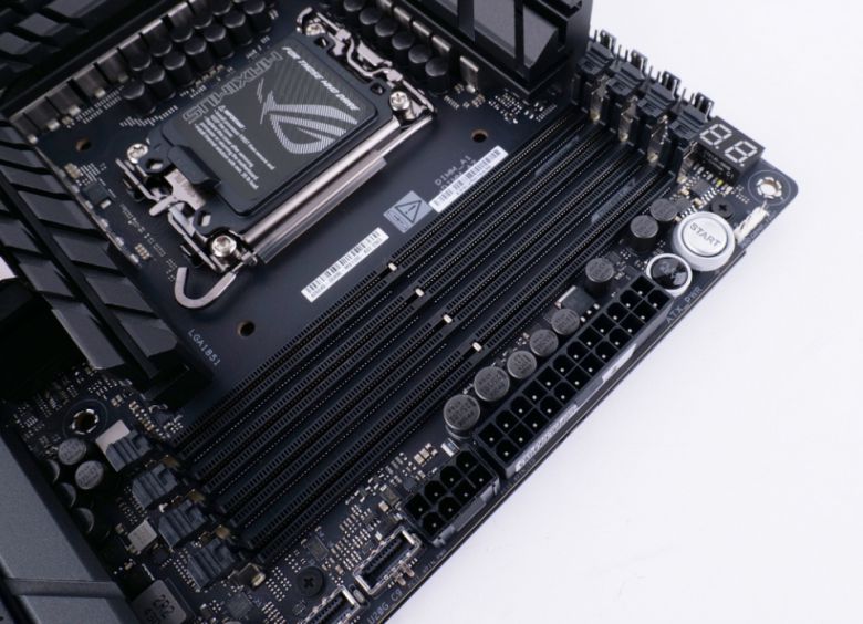 8800MT/s 이상 오버클럭까지 가능한 DDR5 슬롯 4개를 제공한다.