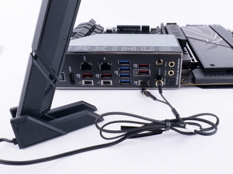 Q-Antenna로 매우 손쉽게 Wi-Fi 안테나를 꽂고 뺄 수 있다.