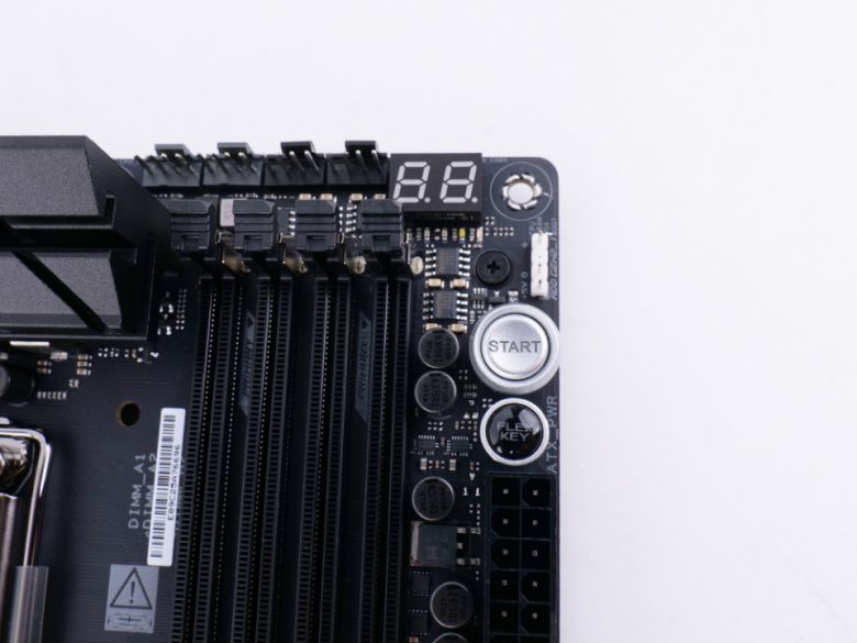 4개의 온보드 LED를 통한 Q-LED와 Q-코드, 전원 버튼 등을 통해 하드웨어 문제를 곧바로 파악할 수 있다.