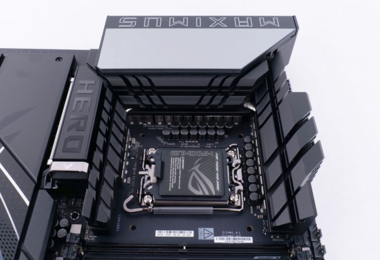 뛰어난 쿨링 솔루션이 적용되어 CPU 오버클러킹 중에도 시스템을 안정적으로 운용할 수 있다.