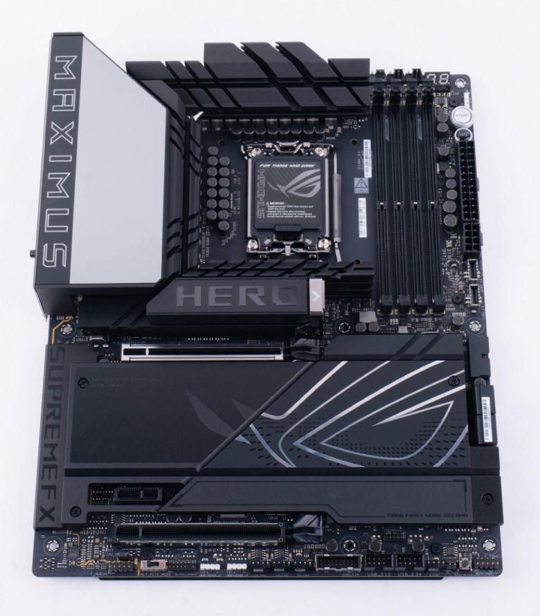 강력한 성능을 지닌 하이엔드 Z890 메인보드다.