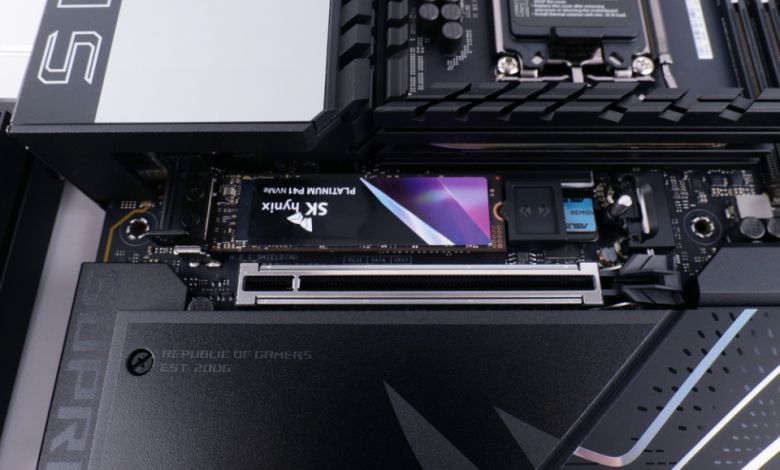 메인 M.2 SSD 슬롯에는 Q-Release 버튼이 아닌 더 간편한 Q-Slide가 적용됐다. 2242/2260/2280/22110 등 어떠한 크기의 M.2 SSD라도 손쉽게 탈부착할 수 있으며, 히트싱크 제거와 M.2 SSD 장착, 히트싱크 장착까지 일련의 동작을 한 손으로 20초 이내에 끝낼 수 있다.