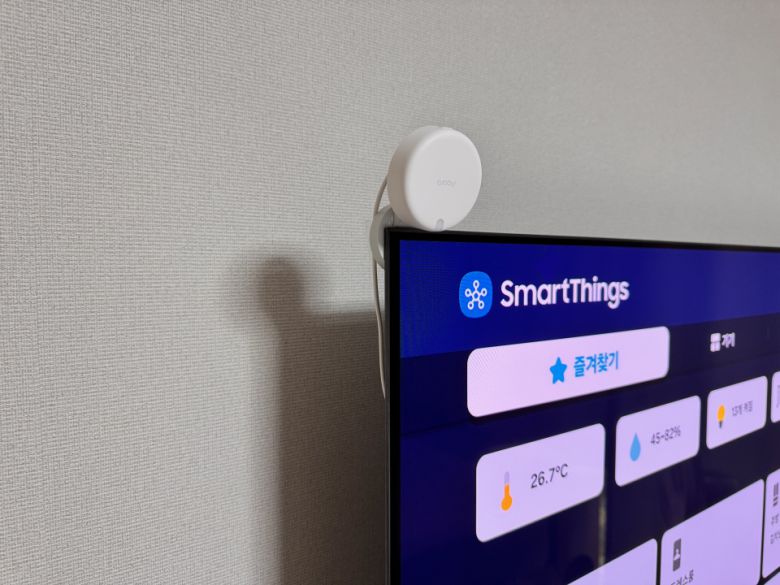 참고로 아카라 FP2 스탠드는 자성이 있는 재질이기에 일부 TV 뒷면이나, 금속 타공판 등에 별도 액세서리 사용 없이 부착할 수 있다.