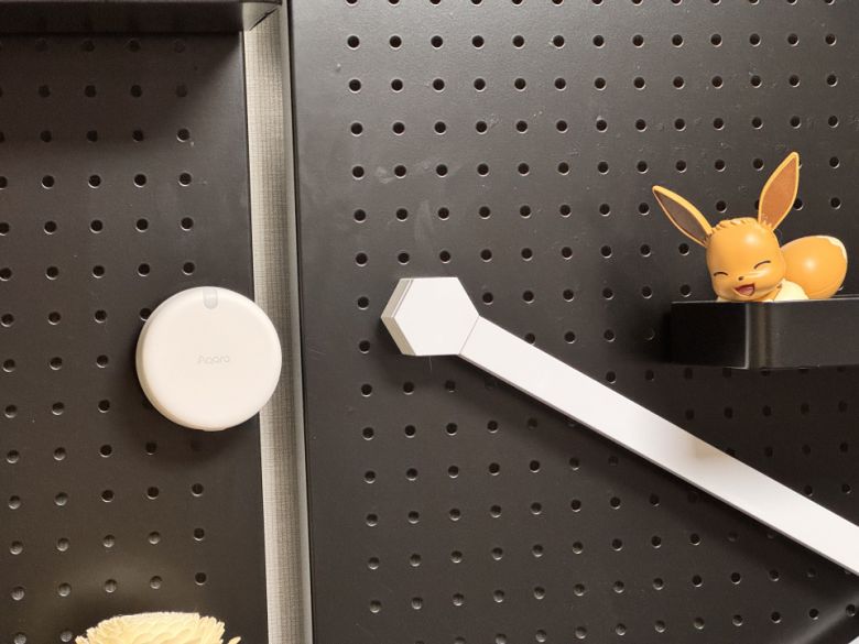 참고로 아카라 FP2 스탠드는 자성이 있는 재질이기에 일부 TV 뒷면이나, 금속 타공판 등에 별도 액세서리 사용 없이 부착할 수 있다.