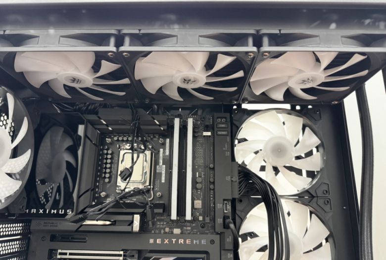 위쪽에 라디에이터를 장착했다.