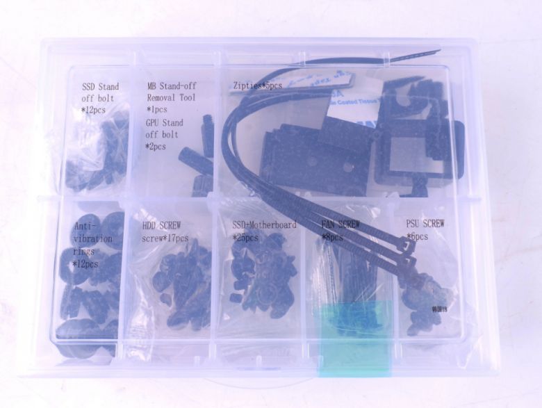 조립에 필요한 부품과 나사가 모여있는 케이스가 제공된다.
