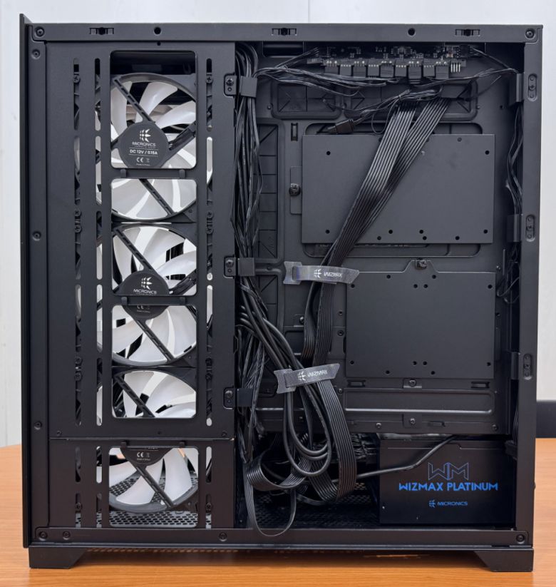 뒤쪽에 있는 케이블을 정리 후 덮개를 덮으면 깔끔하게 마무리할 수 있다.