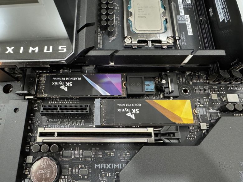 M.2 SSD 슬롯에 SSD를 장착했다