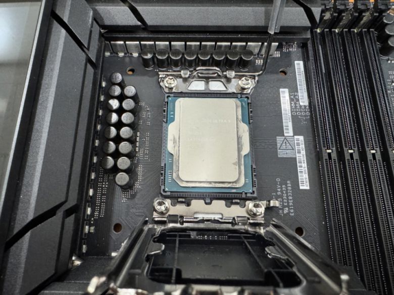 CPU를 먼저 장착하자.