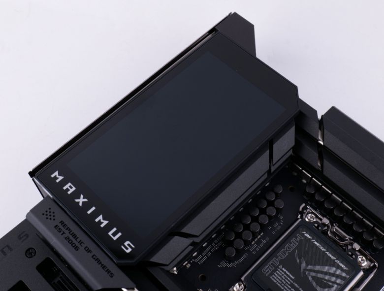 5인치 LCD 디스플레이를 탑재했다. 또한, 강력한 전원 스테이지를 제공해 CPU 성능을 극한까지 끌어 올릴 수 있다.