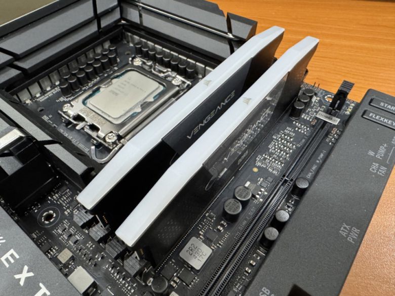 메모리는 듀얼 채널 구성에 신경 쓰고 장착하자.