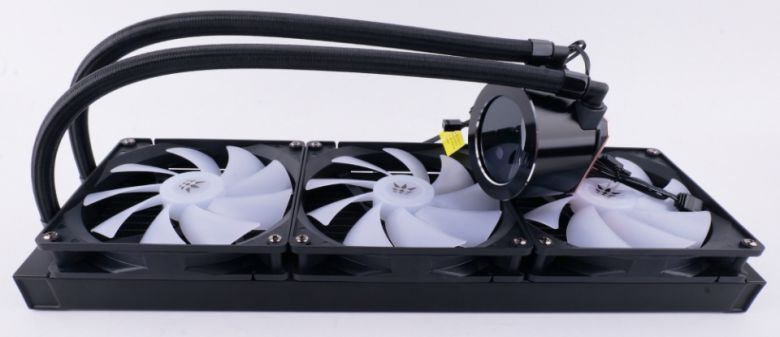 라디에이터에 쿨링팬이 기본으로 장착되어 있어 조립이 편리하다.