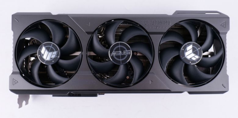 3개의 엑시얼 테크 팬을 갖췄다.