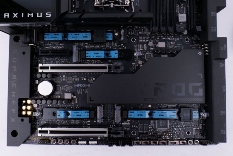 PCIe 5.0 M.2 SSD 슬롯 2개와 PCIe 4.0 M.2 SSD 슬롯 2개가 있다. Q-Release 버튼이 적용되어 손쉽게 M.2 SSD를 탈부착할 수 있다.