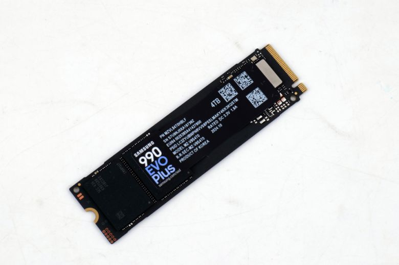 리뷰에서 사용된 모델은 4TB이고 필요에 따라 1TB나 2TB도 선택할 수 있다.