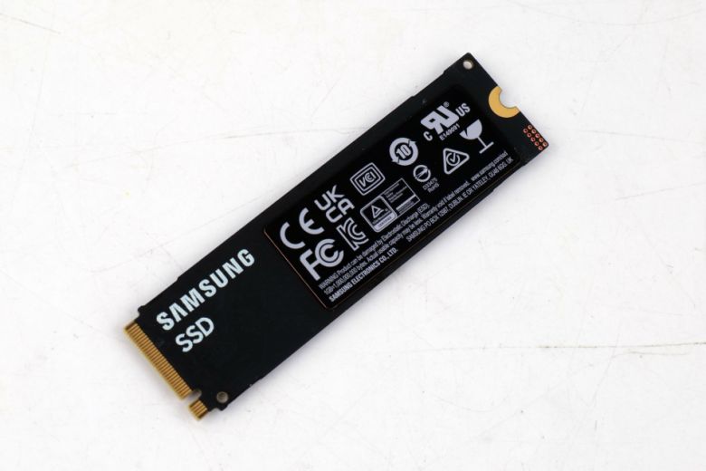 주요 칩셋이 모두 한쪽 면에만 위치하는 만큼 UMPC 게임기나 슬림 노트북 등과 우수한 궁합을 보인다.