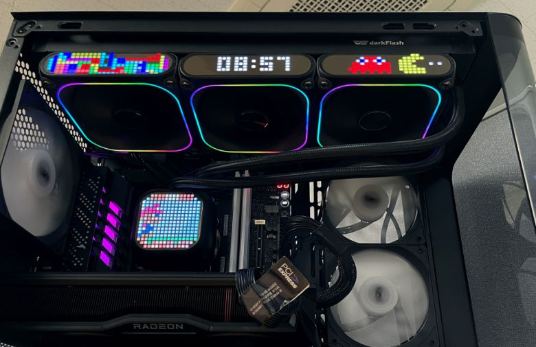 픽셀 디스플레이에 게임 콘텐츠와 시계 애니메이션 효과 적용한 모습