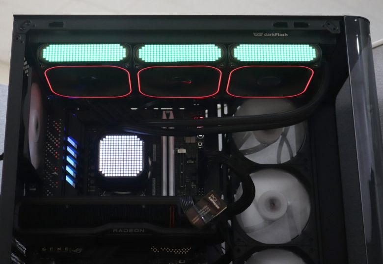 점 모양 RGB LED 여러 개로 구성된 픽셀 디스플레이