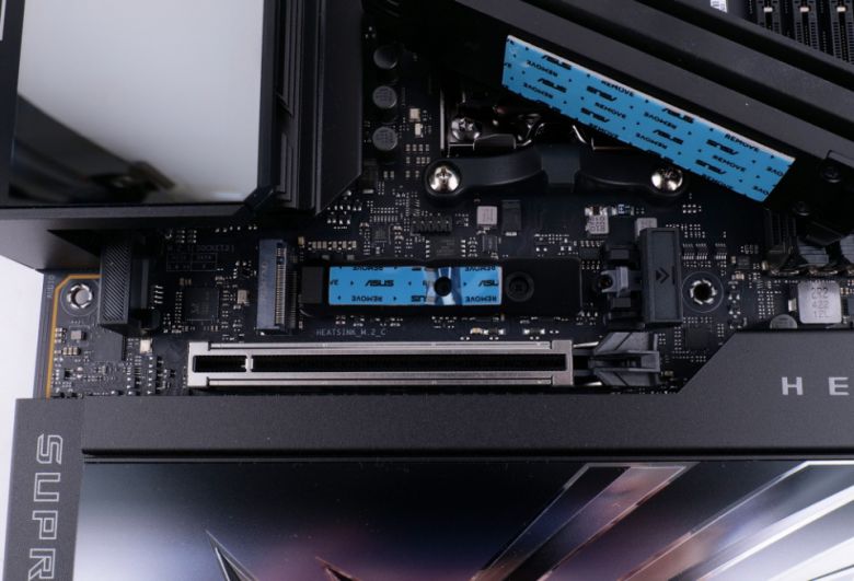 메인 M.2 SSD 슬롯에는 원 버튼 탈착이 가능한 전용 히트싱크가 적용됐다.