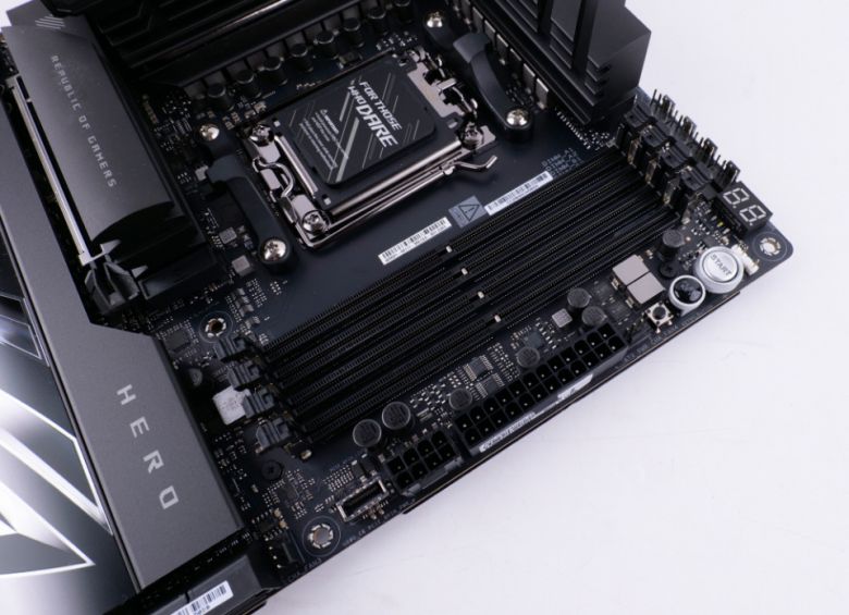 8000MT/s 이상 오버클럭까지 가능한 DDR5 슬롯 4개를 제공한다.