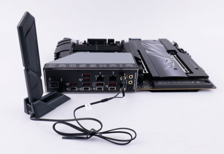 Q-Antenna로 매우 손쉽게 Wi-Fi 안테나를 꽂고 뺄 수 있다.