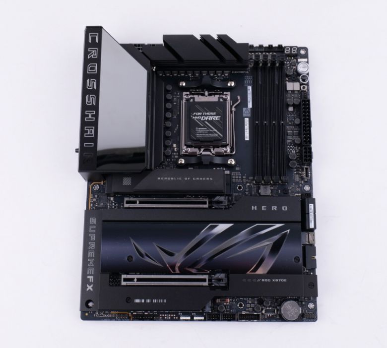 ROG 로고가 돋보이는 디자인을 하고 있다.