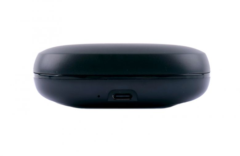 배터리 충전은 USB 타입C 단자와 케이블로 할 수 있다