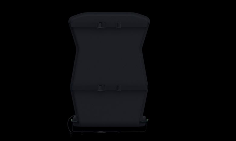 게이밍 의자와의 결합은 본체 후면 및 바닥에 위치한 스트랩을 통해 가능하다.