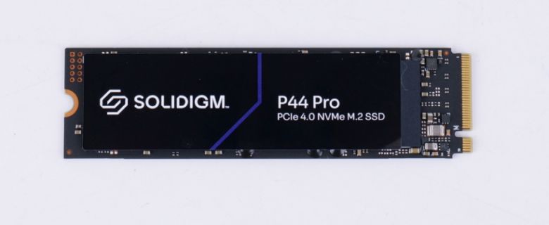 SSD는 PCIe 4.0 인터페이스 기반 M.2 SSD인 SOLIDIGM P44 Pro PCIe 4.0 NVMe M.2 SSD 2TB다.