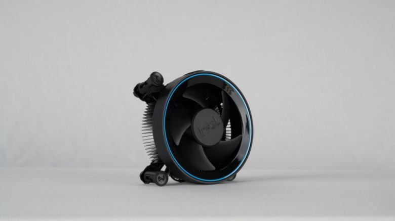 번들 쿨링팬이 제공된다. 번들 공랭 쿨러로도 충분히 제성능을 낼 수 있다.