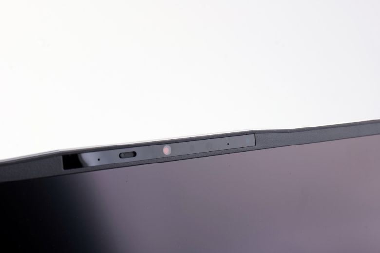 물리적으로 웹캠 렌즈를 가릴 수 있는 프라이버시 셔터가 내장되어 더욱 안심하고 사용할 수 있다.