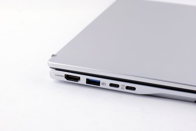 HDMI 2.1, USB Type-A, 그리고 2개의 USB 4 단자가 있다.