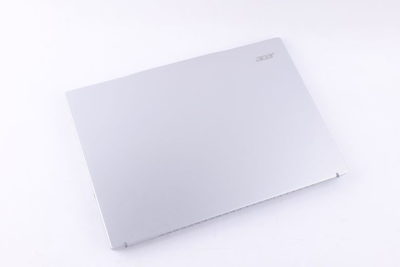 각도에 따라 다르게 빛나는 에이서 로고가 은은하게 각인되어 고급스러운 인상을 준다.