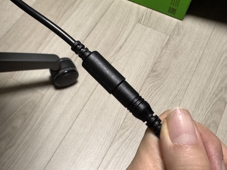 게이밍 쿠션의 전원 케이블과 AC 어댑터의 전원 케이블이 서로 분리되도록 설계됐다.